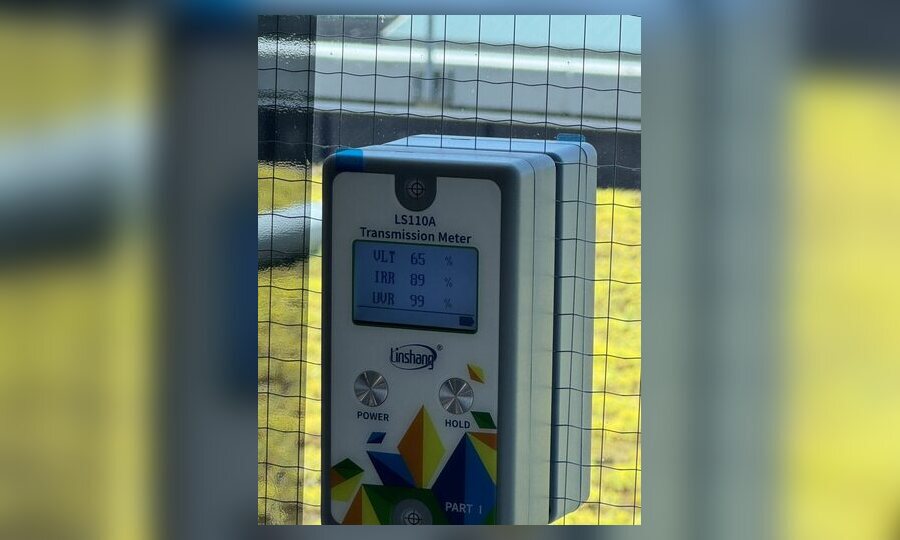 光学測定器で透過率を確認している様子